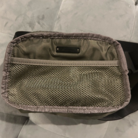 Lululemon Everywhere Belt Bag Carbon Dust OG Original - Picture 8 of 10